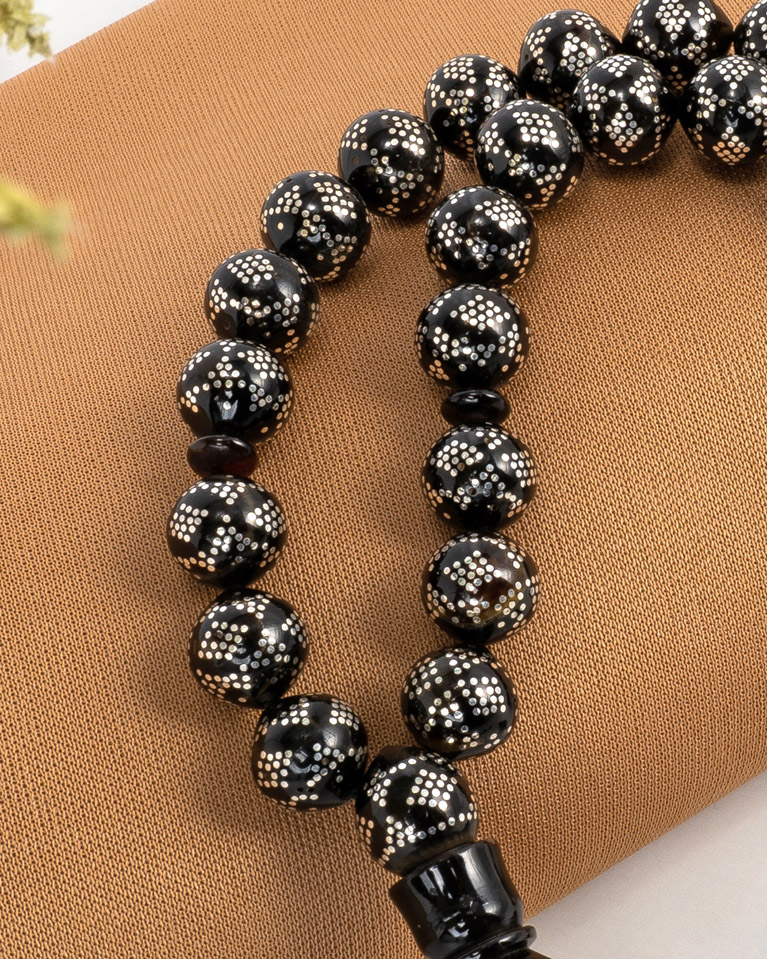 سبحة يسر بني مطعمه بفضة