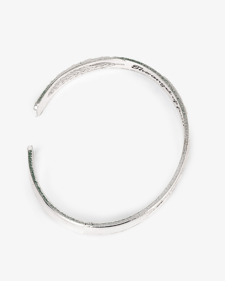 سوار معصم رجالي فضي منقوش