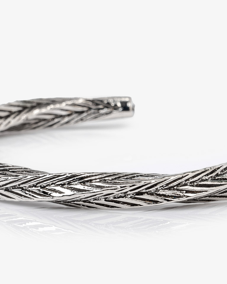 سوار معصم فضي مقلم ستانلس ستيل أنيق