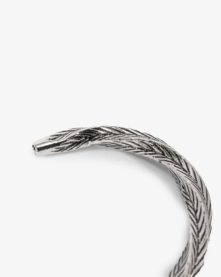 سوار معصم فضي مقلم ستانلس ستيل أنيق