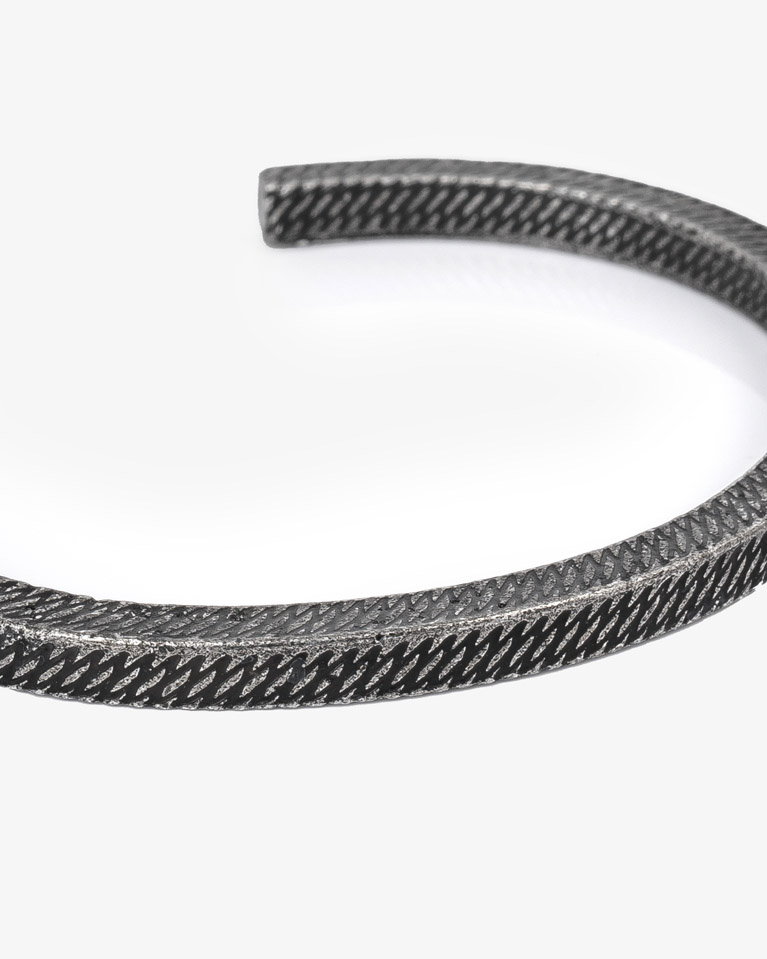 سوار معصم رجالي اسود منقوش