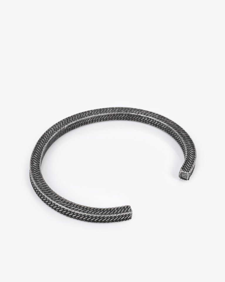 سوار معصم رجالي اسود منقوش