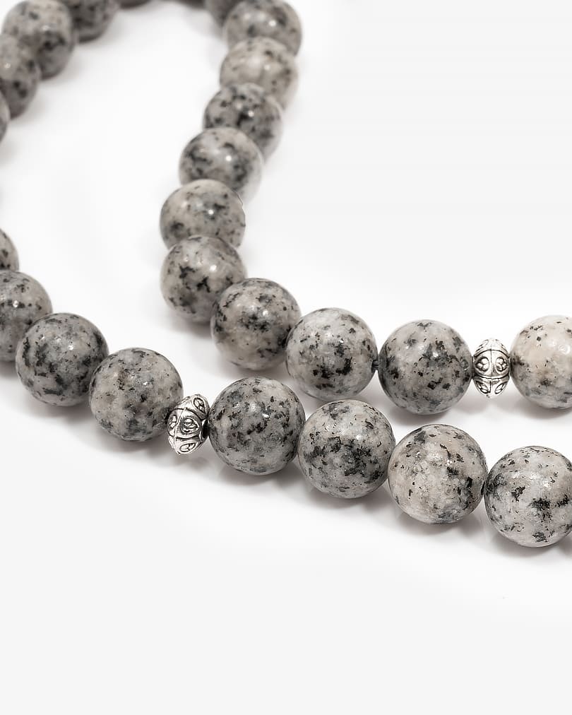 سبحة انيقة بحجر يشب رمادي
