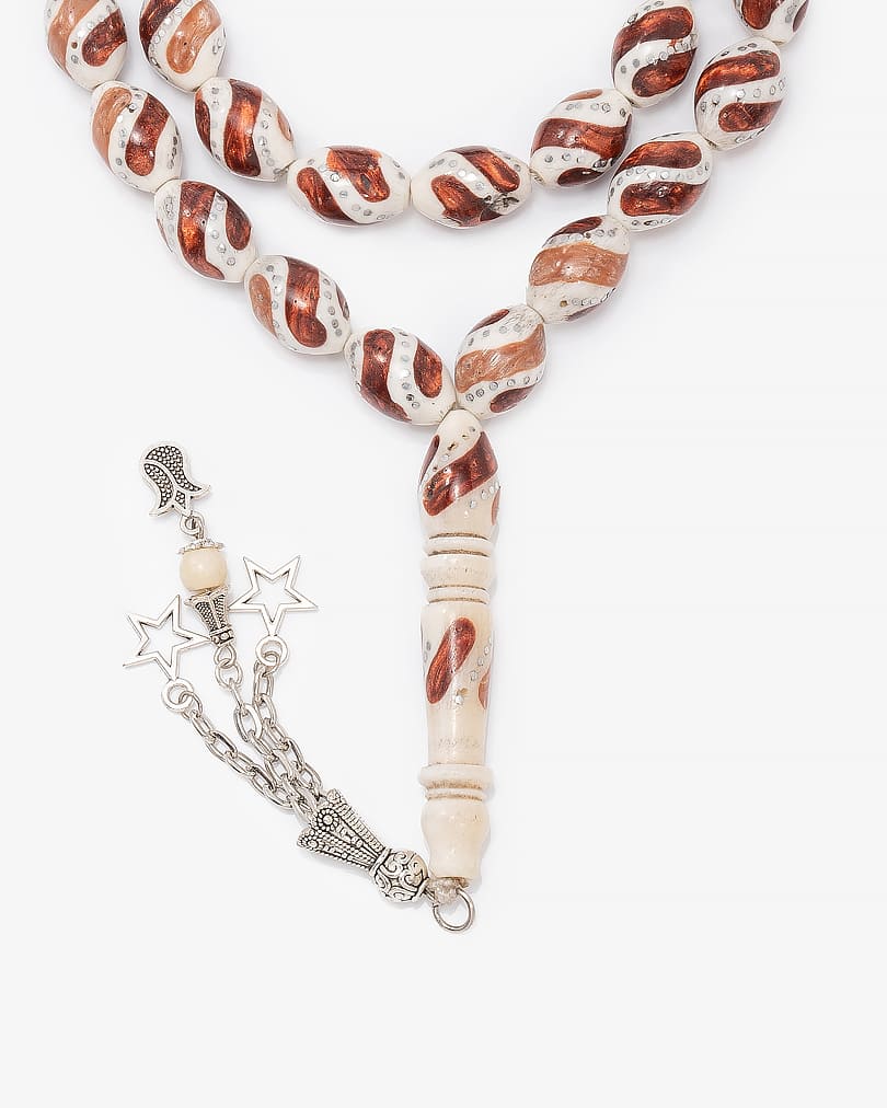 سبحة عظم منقوشة بمعدن