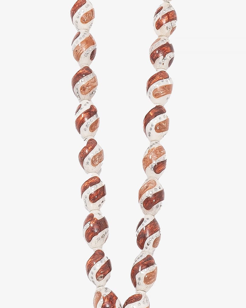 سبحة عظم منقوشة بمعدن