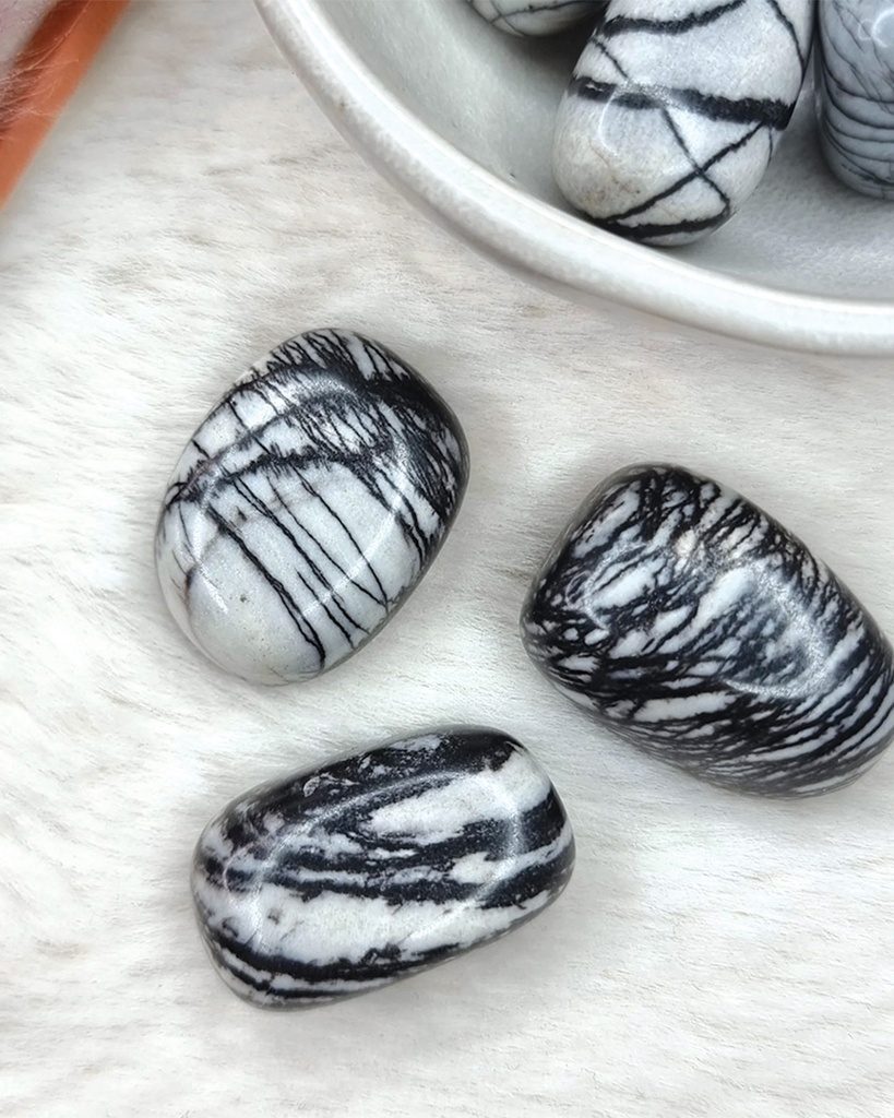 سبحة حجر كريم يشب بقصة الالماس