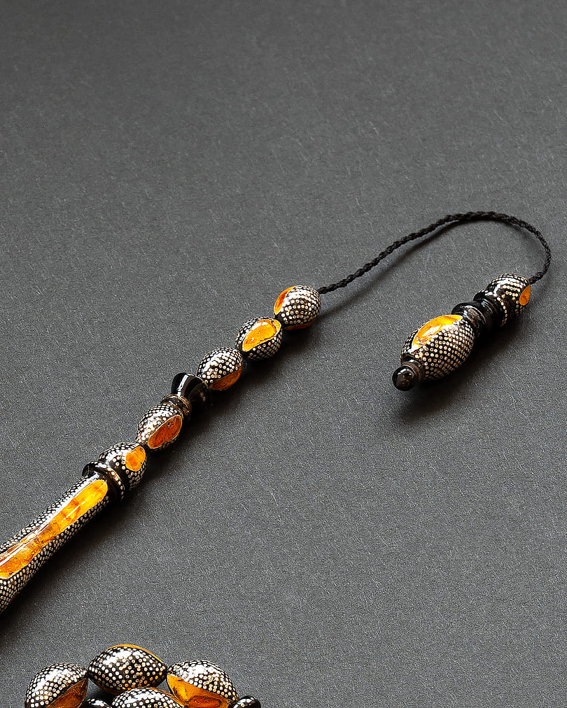 سبحة يسر بفضة مزين بالكهرمان طبيعي