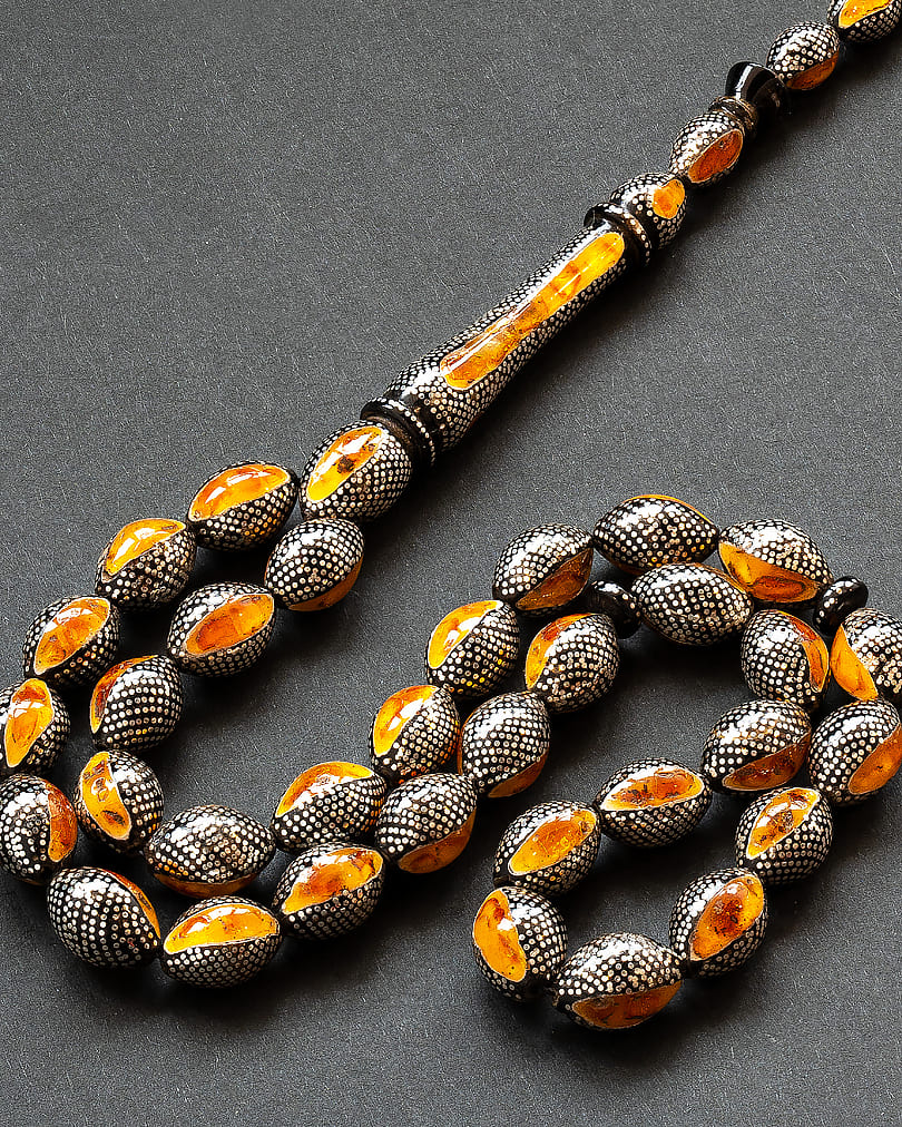 سبحة يسر بفضة مزين بالكهرمان طبيعي