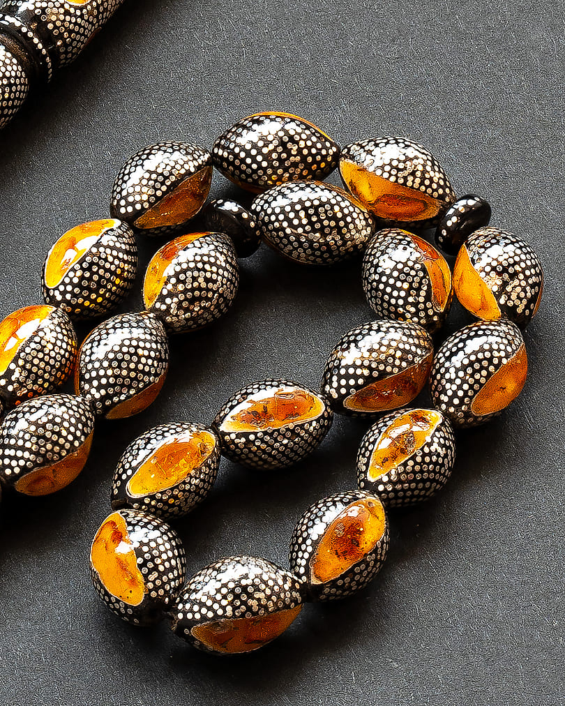 سبحة يسر بفضة مزين بالكهرمان طبيعي