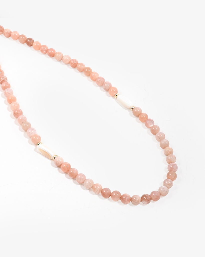 عقد أنيق من الحجر الرملي والصدف الطبيعي