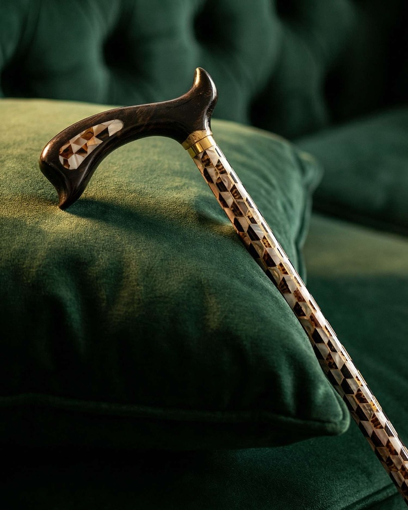 عصا عكاز ايبانوس مزين بصدف طبيعي