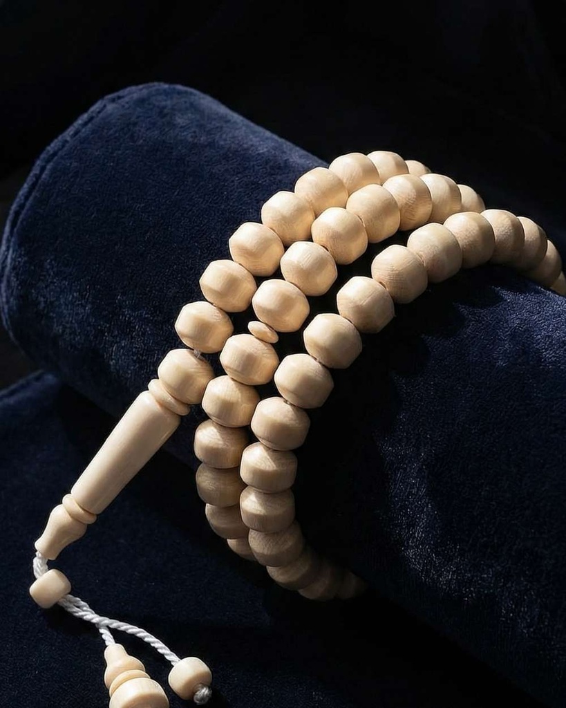 A rare luxurious ivory ROS5330WH