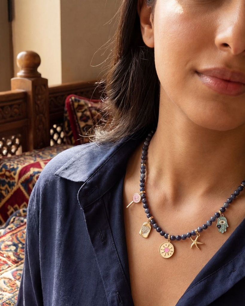 عقد نسائي أنيق بحجر السوداليت الطبيعي