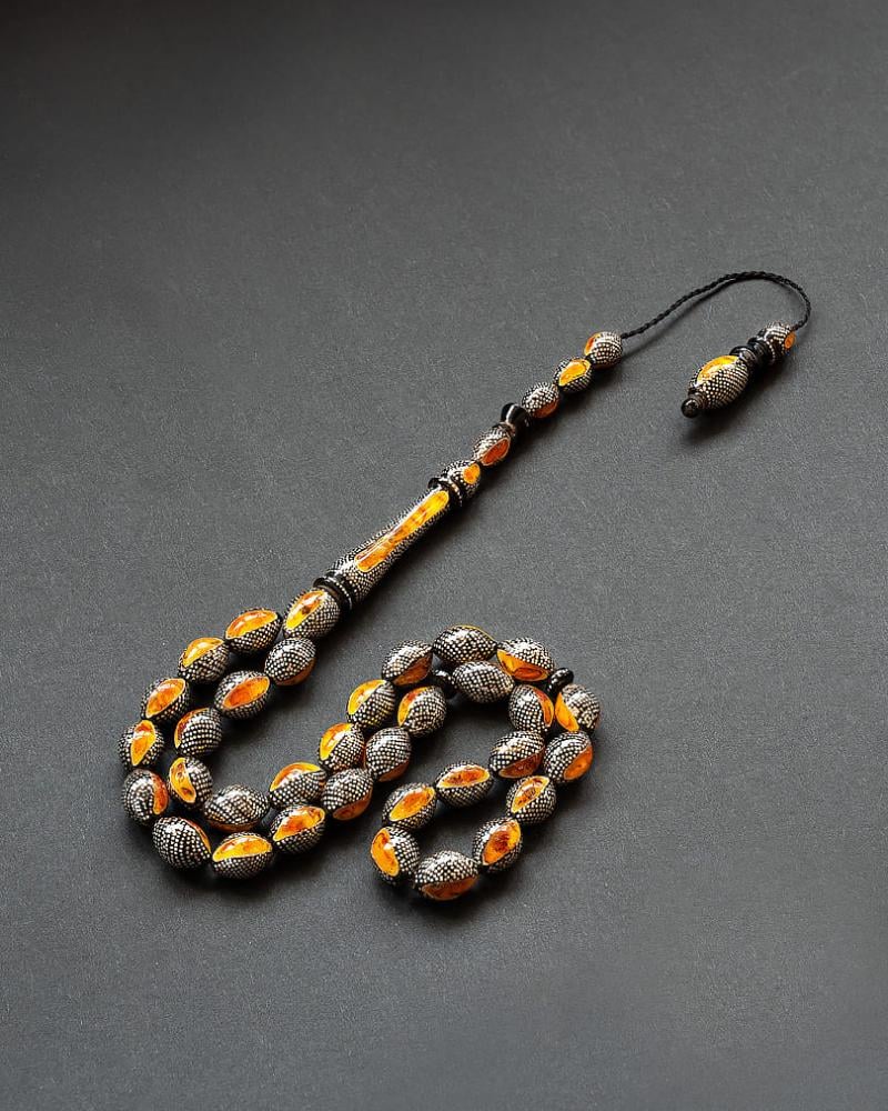 سبحة يسر بفضة مزين بالكهرمان طبيعي